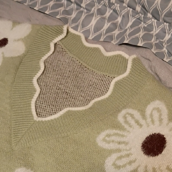 Daisy Pattern V-Neck Sweater - Light Green and White - Picture 5 of 6